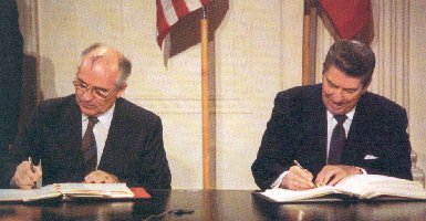 Горбачев и Рейган подписывают Договор РСМД