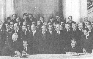 Главы СССР и США подписывают Договор ПРО