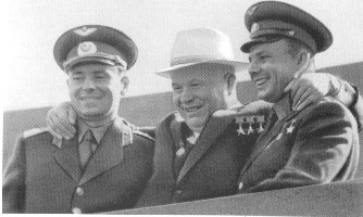 Н.С. Хрущев с первыми космонавтами на трибуне мавзолея